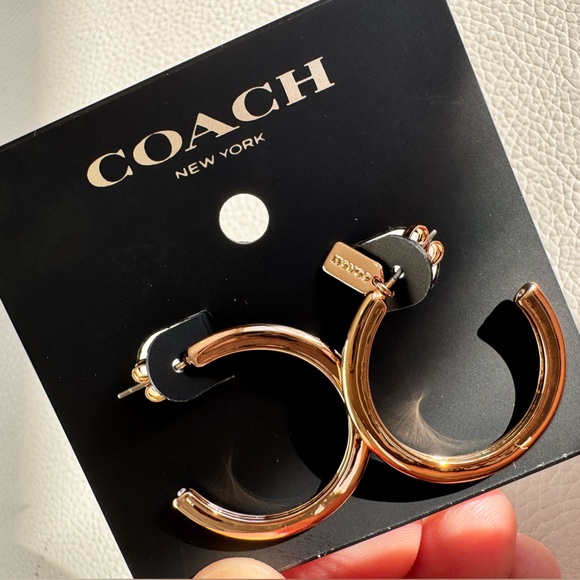 🆕 Coach Medium C Hoops Earrings Rose Gold Tone New With Tags ✨ - Picture 5 of 6